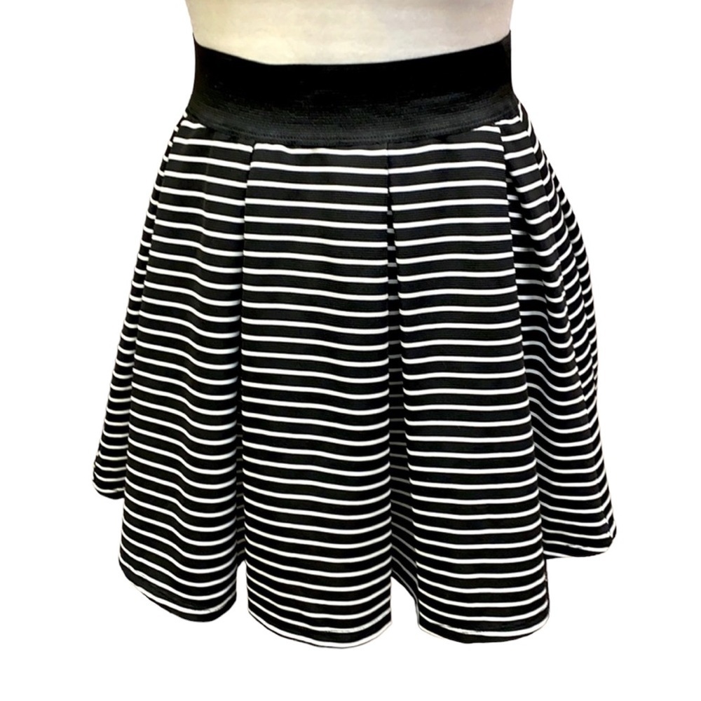 Romeo & Juliet Couture Black & White Strip…